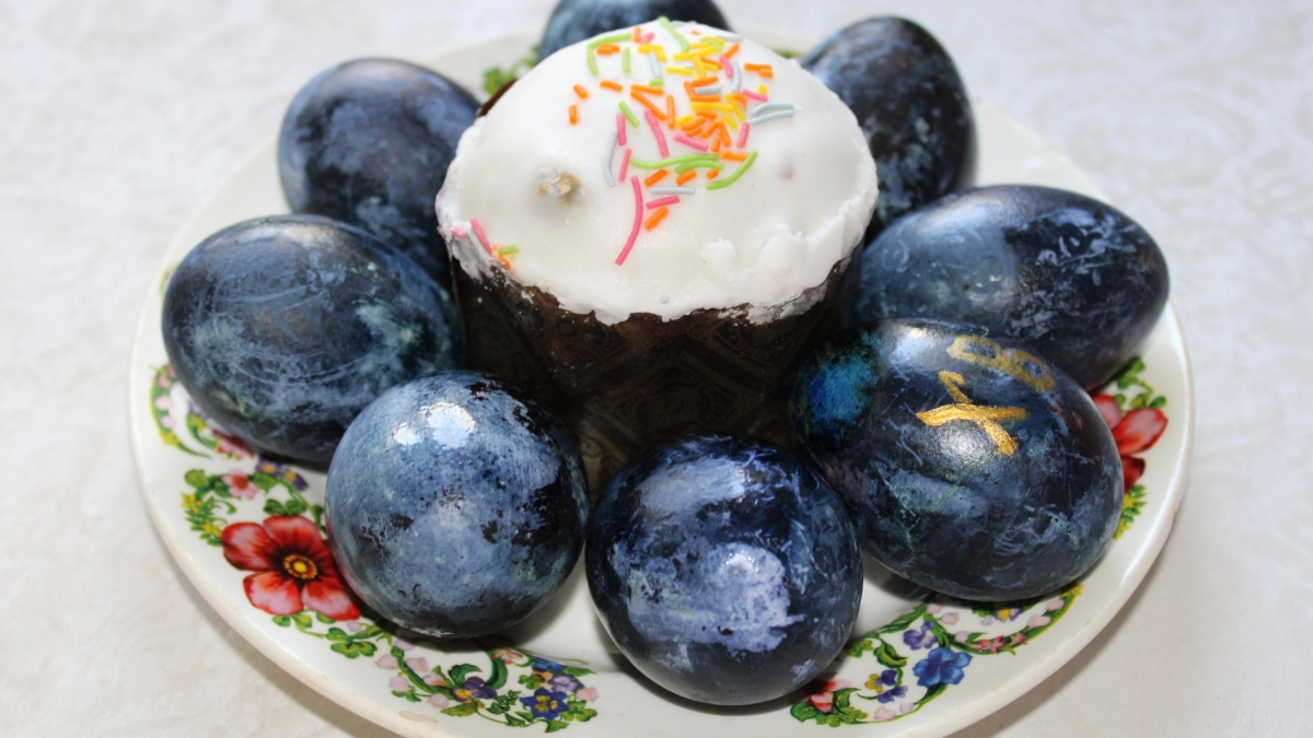 Делаю эффектные «драконьи яйца» на Пасху: нужны только чай и пищевая пленка - просто и быстро