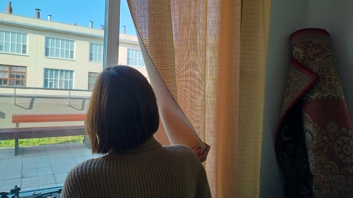 Мудрые хозяйки давно не гладят шторы утюгом: вот что они делают — моментальный результат вас поразит