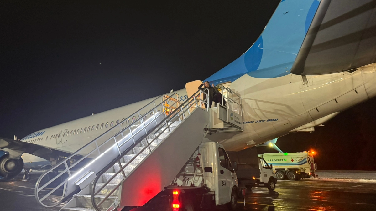 Почему некоторые пассажиры намеренно заходят в самолет последними: какой в этом смысл