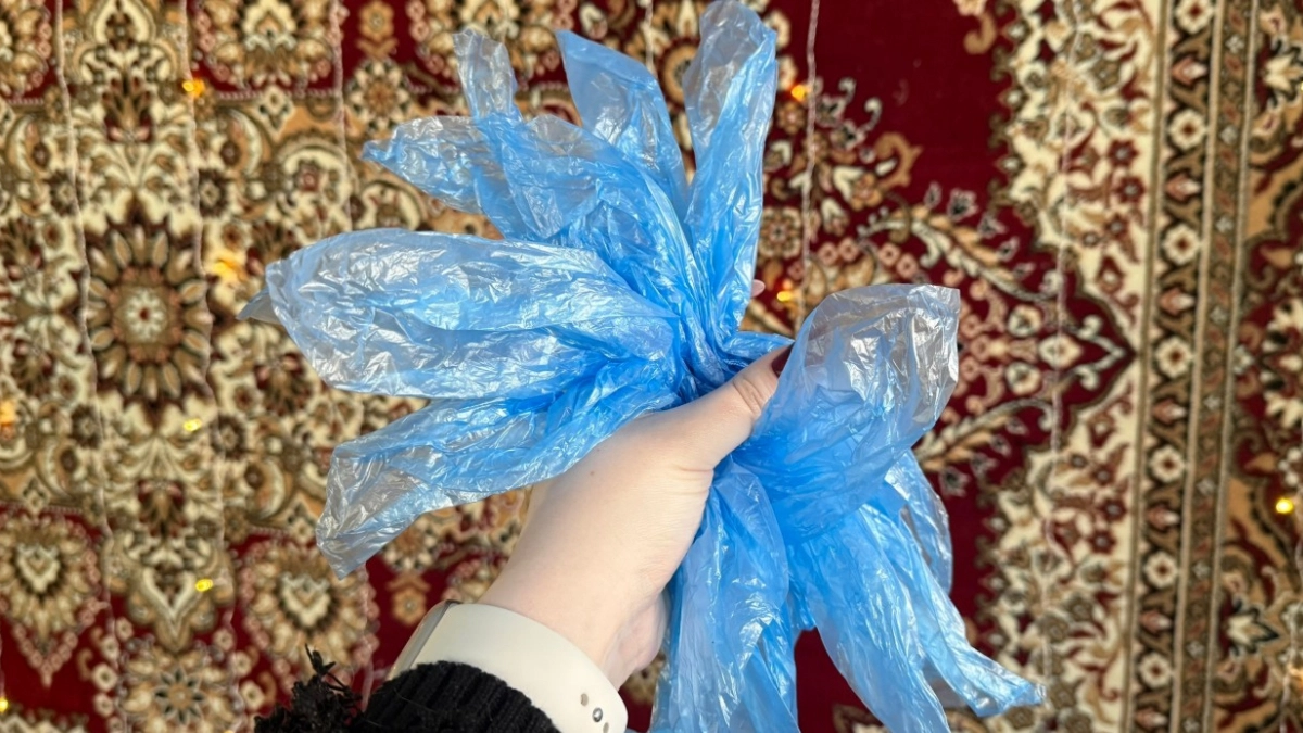 Скупаю бахилы пачками - подруги сначала крутили у виска, а потом и сами начали: 5 гениальных лайфхаков 