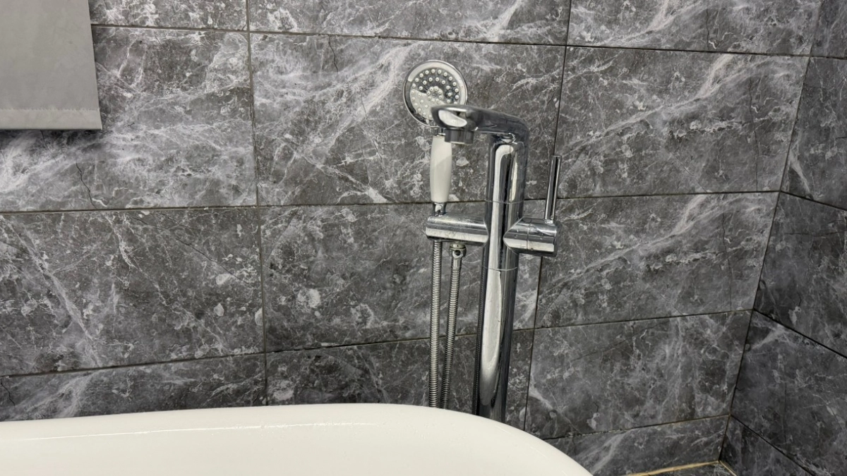 Кафель в ванной больше не в моде: ушлые хозяева нашли альтернативу - через 3 года выглядит, как в первый день