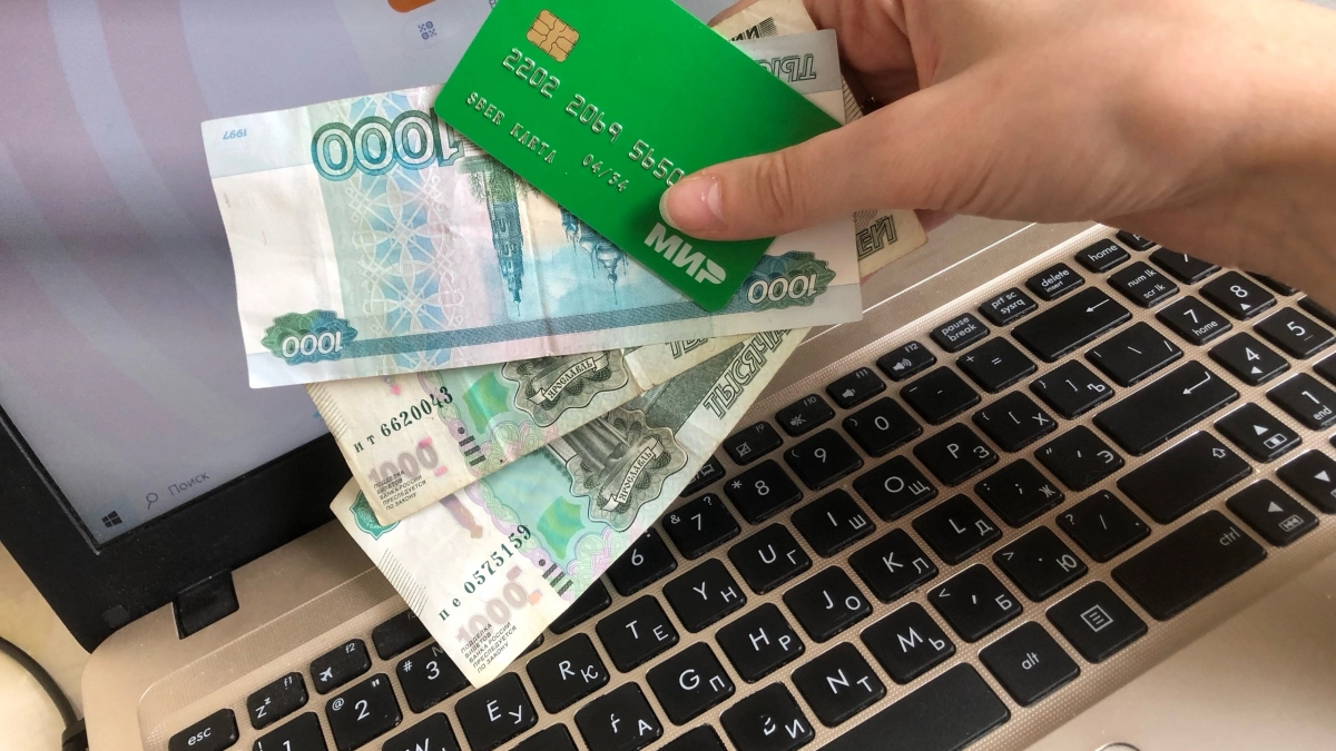 Всем, кто хранит финансы на карте: почему до апреля лучше снять часть денег с банковских карт