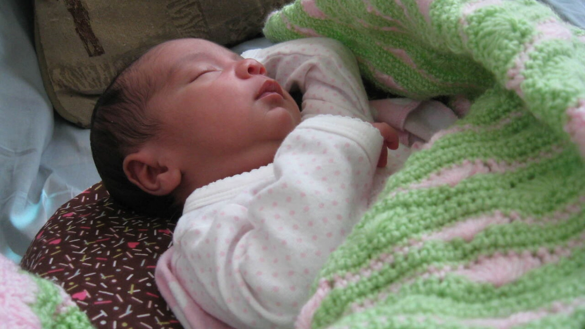 Как кормили младенцев в СССР: строгий режим по часам из советских методичек