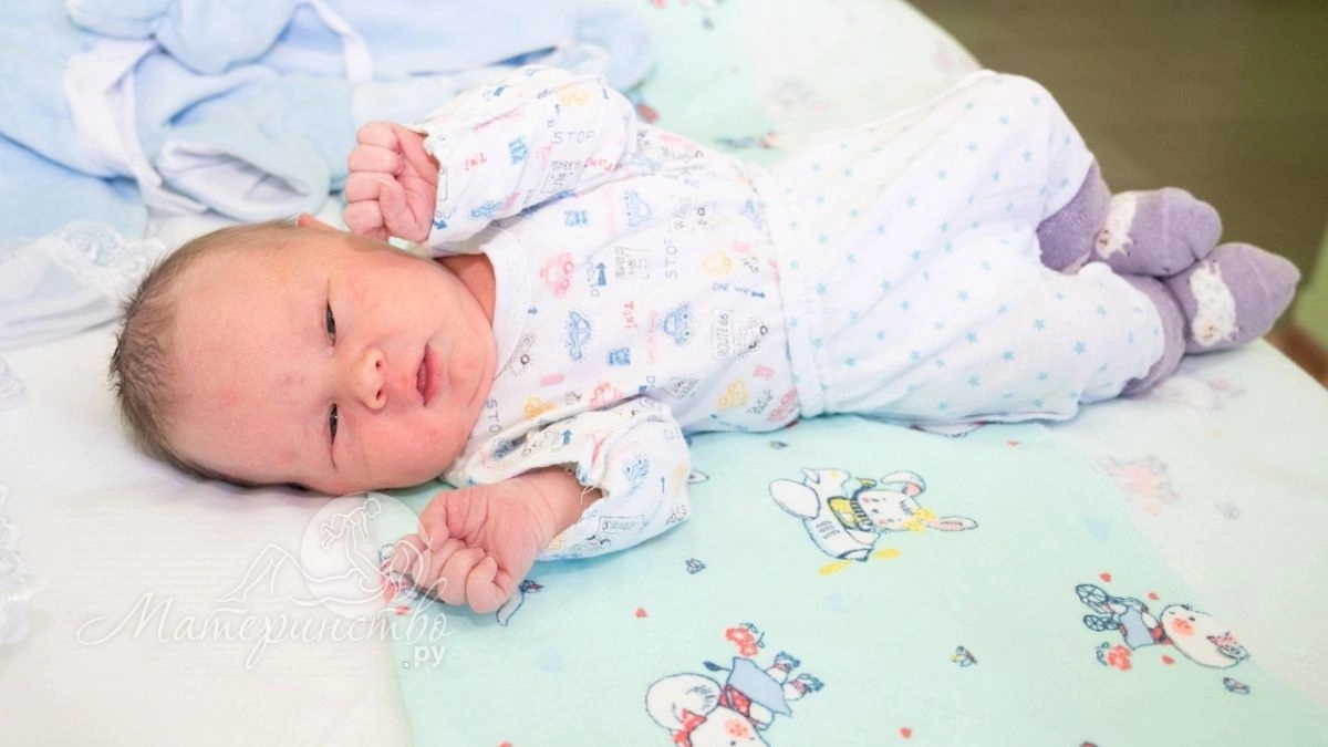 В Британии мать по странному свету в глазу ребенка догадалась о раке малышки 