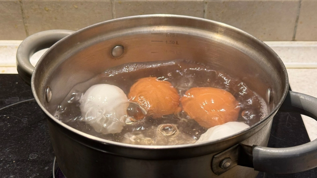 Почему яйца после варки нельзя класть в холодную воду. Запомните раз и навсегда