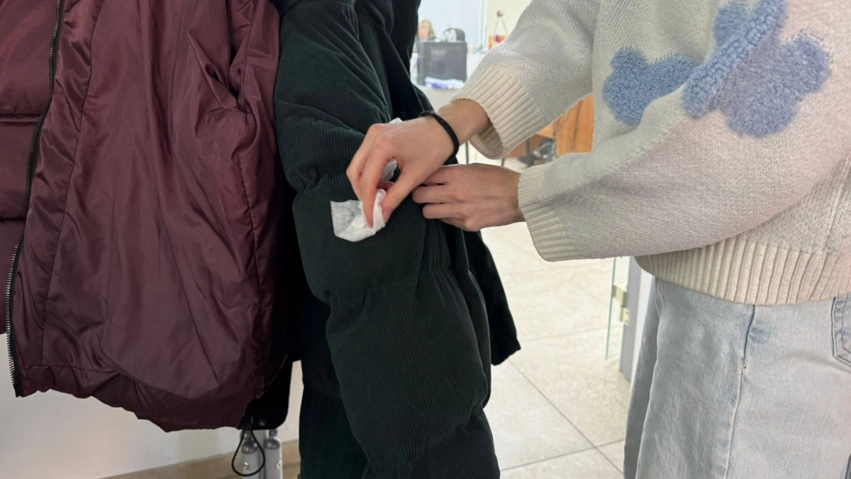 Убираю тоналку с куртки за минуту: всегда выручает - без пятен и разводов