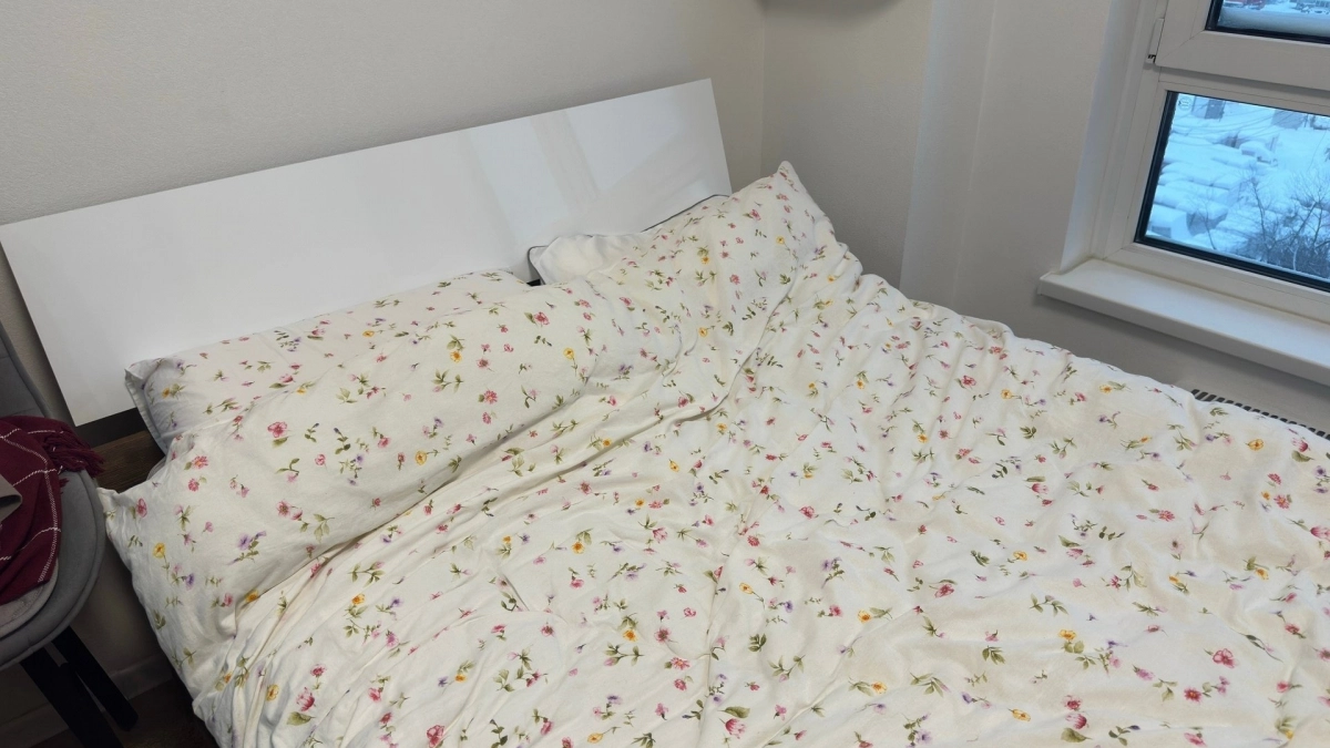 Постельное белье теперь свежее дольше недели, а я вернула нормальный сон: узнала 7 трюков от горничной