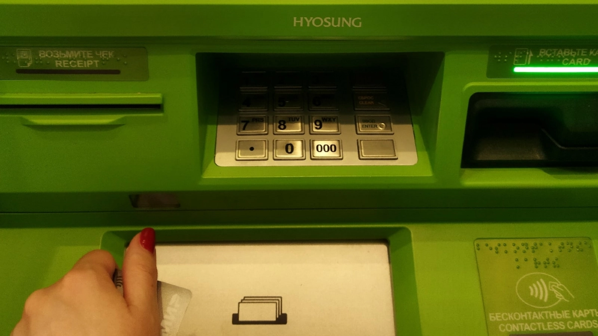 С апреля меняются правила работы карт "Мир" в Сбербанке — что важно знать владельцам