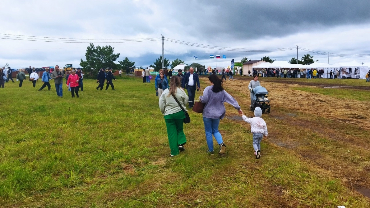 Многодетным мамам начислят пенсию за уход за детьми: сколько лет и баллов можно "заработать"
