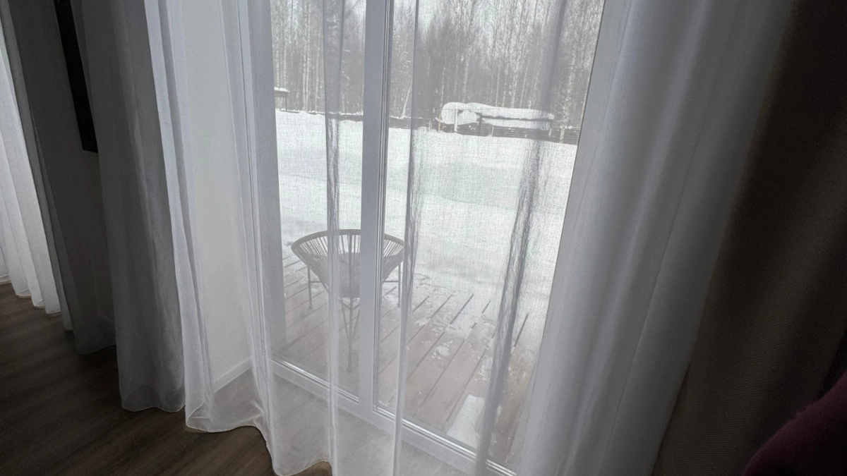 Снимать и гладить шторы больше не модно: ушлые хозяйки нашли другой способ - удобно и время экономит 