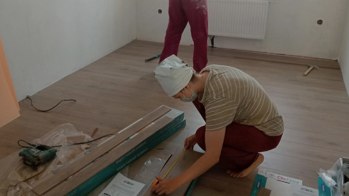 Новый тренд в ремонте - дизайнеры выбирают только этот материал: дешевле паркета, прочнее ламината