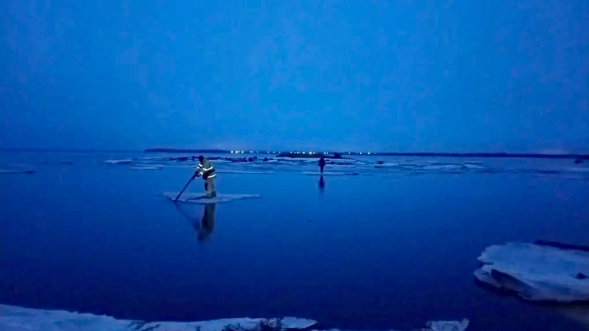 В Карелии мальчика унесло от берега на льдине на 40 метров