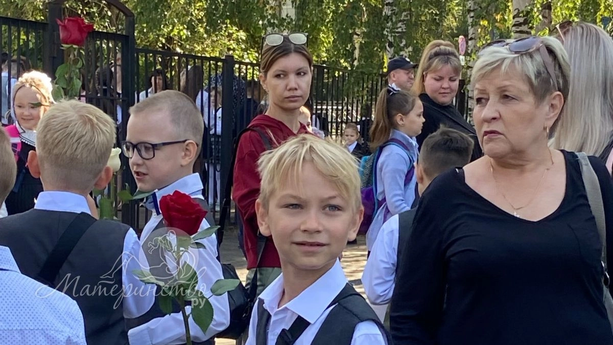 Детей в России начали записывать в 1 класс : инструкция по зачислению 