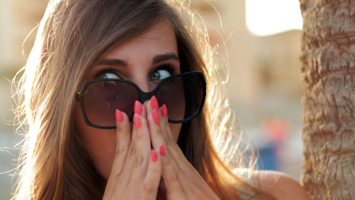 Следов от очков не будет: вот какую хитрость в макияже нужно сделать