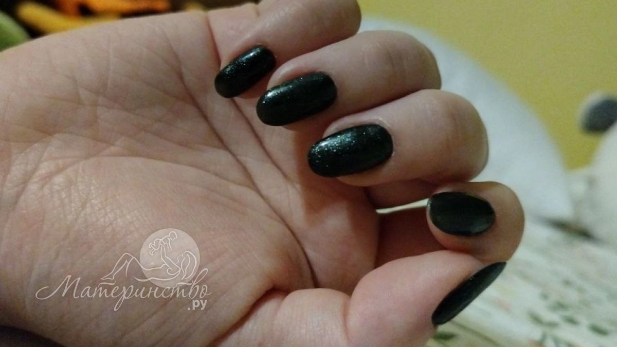 Пять приятных оттенков маникюра, которые хорошо выглядят даже если ногти отросли