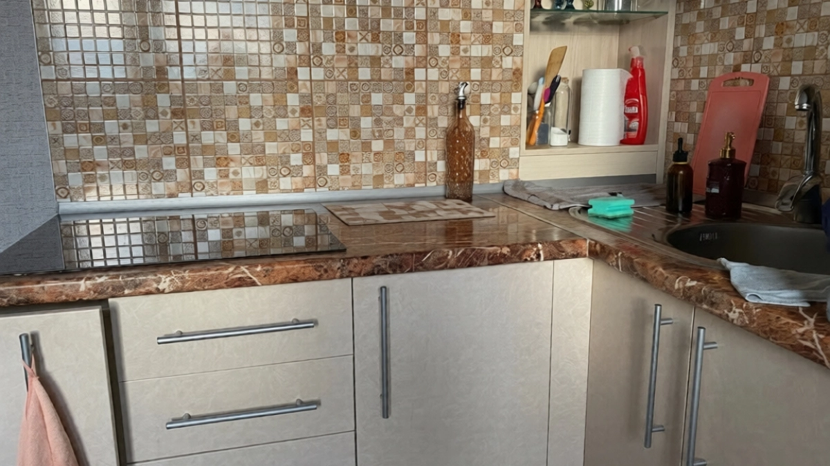 Неряшливую хозяйку выдает кухня - и дело не в грязной посуде: 10 вещей, которых не должно быть на кухне