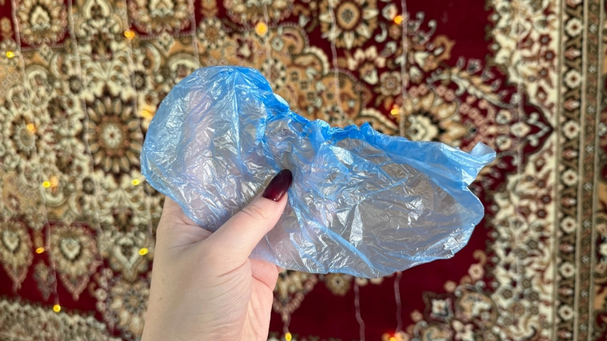 В апреле бахилы покупаю пачками - очень выручают в хозяйстве: нужны и в прихожей, и на даче