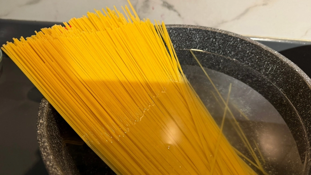 Когда солить макароны - до или после закипания воды? Физик поставил точку в вечном споре