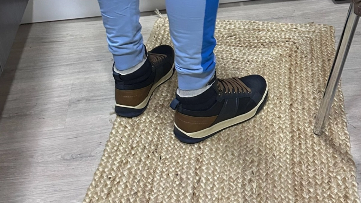 Устала каждый день чистить подошву от грязи - но вспомнила старый способ: 3 минуты и кроссовки как новые