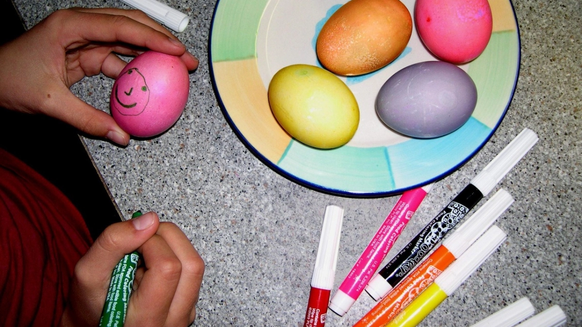 Без уксуса и без кипятка: как дети могут покрасить яйца на Пасху безопасно