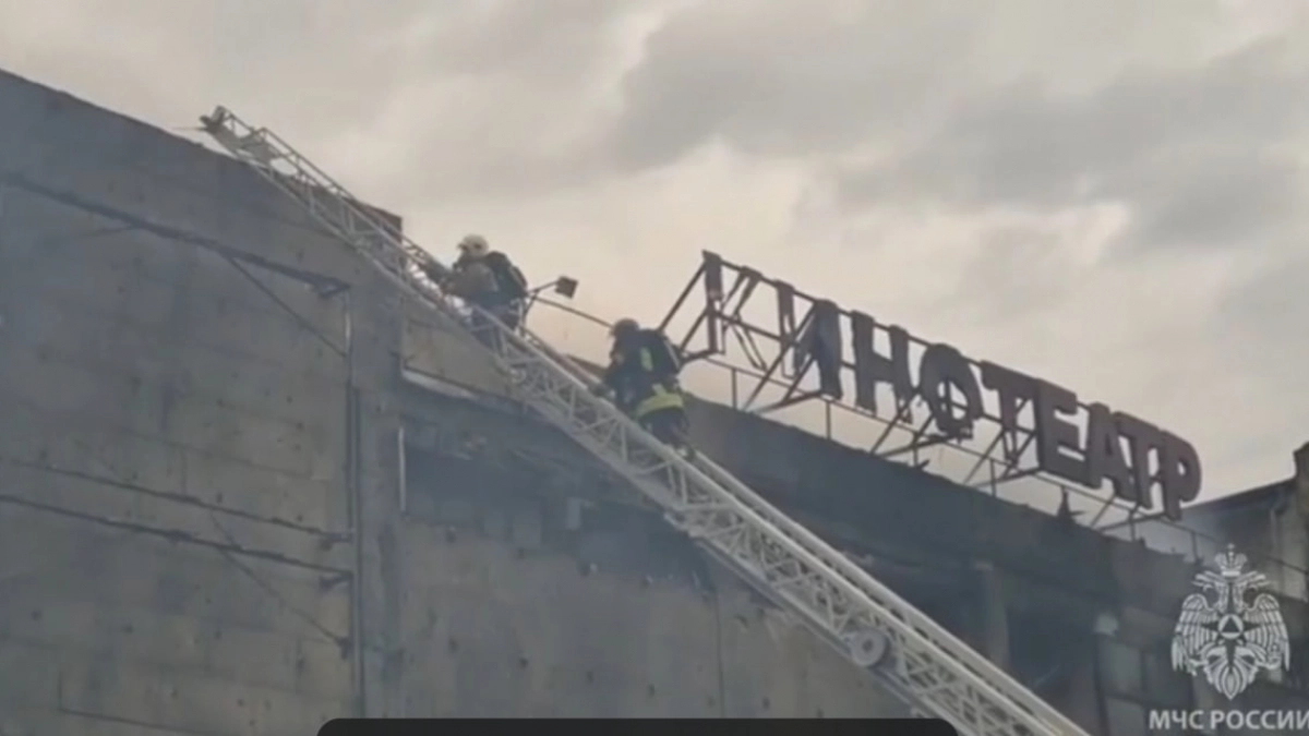 В Калининграде мать вытащила дочь из полыхающего ТЦ: девочка впала в шок