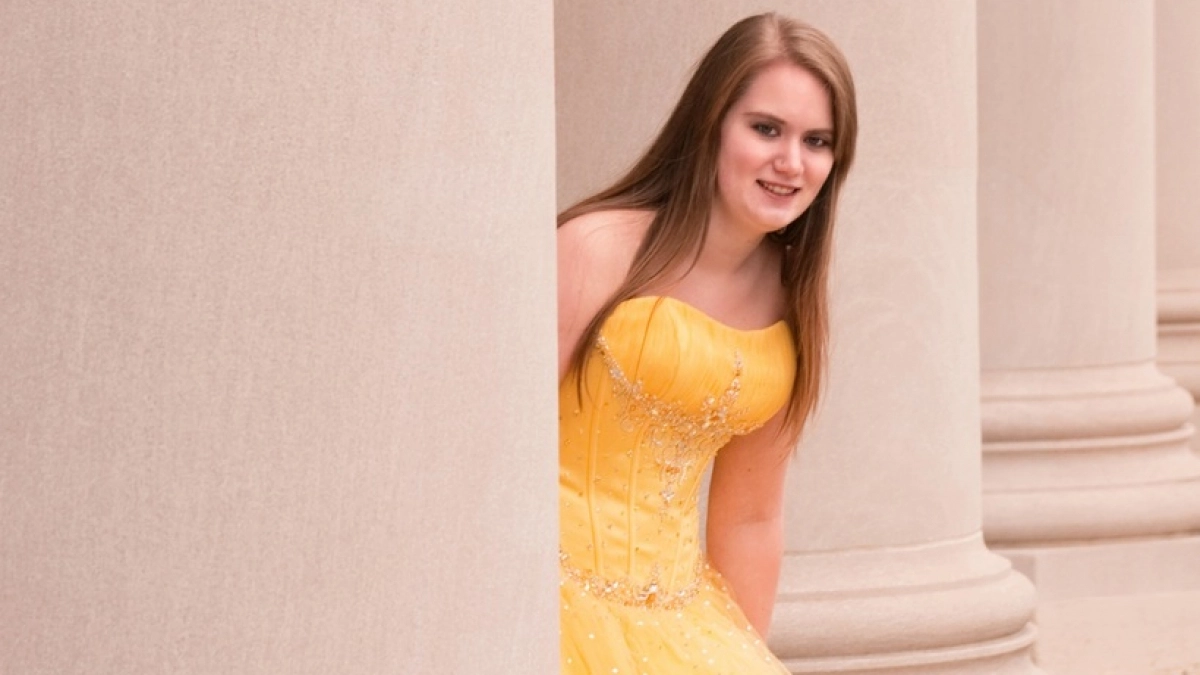 Как девочке одеться на выпускной в школе в 2026 году: модные цвета и фасоны