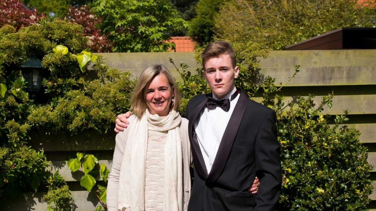 Как маме выпускника одеться на выпускной бал: стильно, элегантно и без вычурности