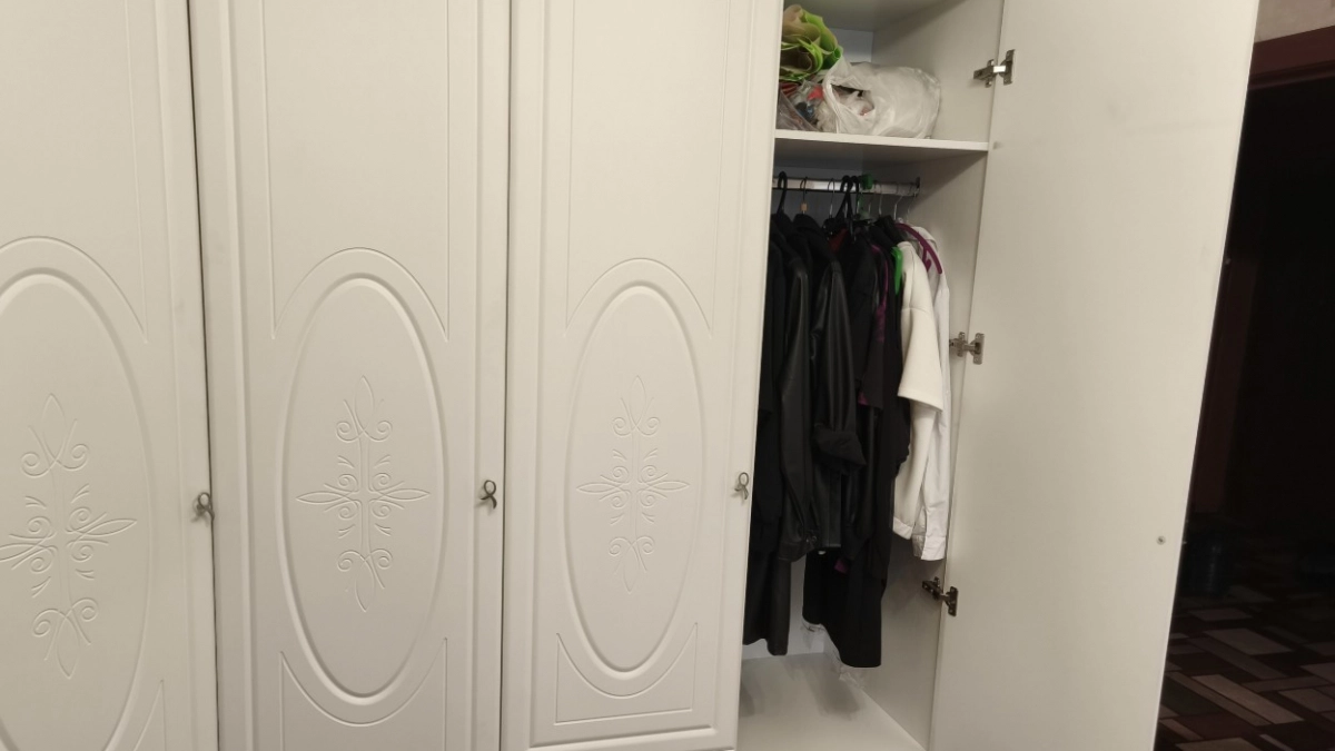 Деталь, которая заставляет одежду пахнуть "старостью" в шкафу - о ней не знают даже опытные хозяйки