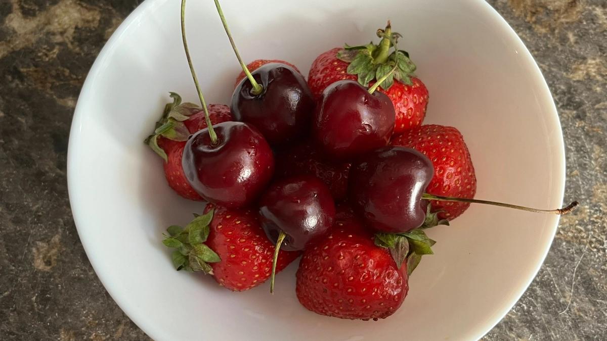 Эта ягода очень вредная: а мы едим ее каждое лето, еще и детям даём