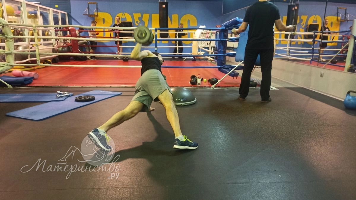 Мама 8 детей из Архангельска бросила бизнес и пошла в уборщицы, а дочь побеждает мальчиков на ТВ