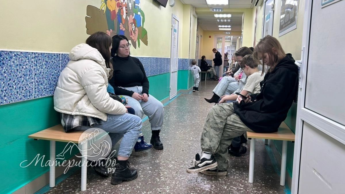 Минтруд: больничный по уходу за ребенком оплачивается даже при смене работы