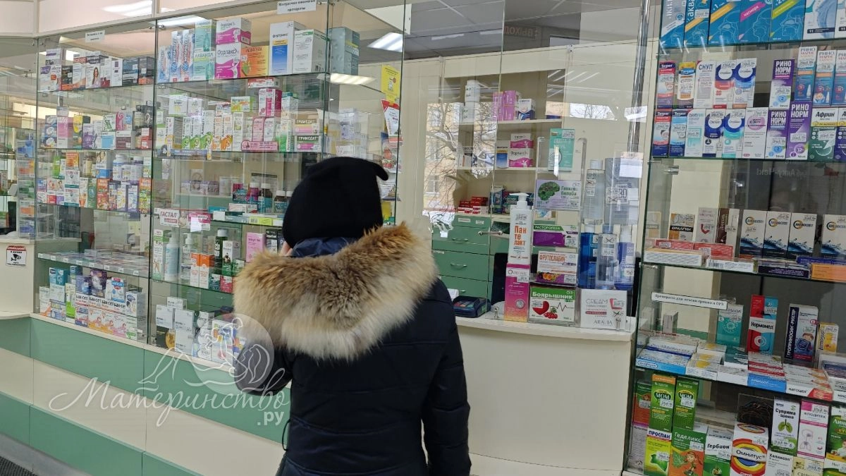 «Чемодан лекарств — это ошибка»: педиатр назвал 15 средств, которые реально спасут ребёнка в поездке