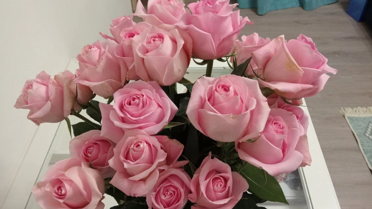 Надо ли снимать упаковку с букета - флористы поставили точку