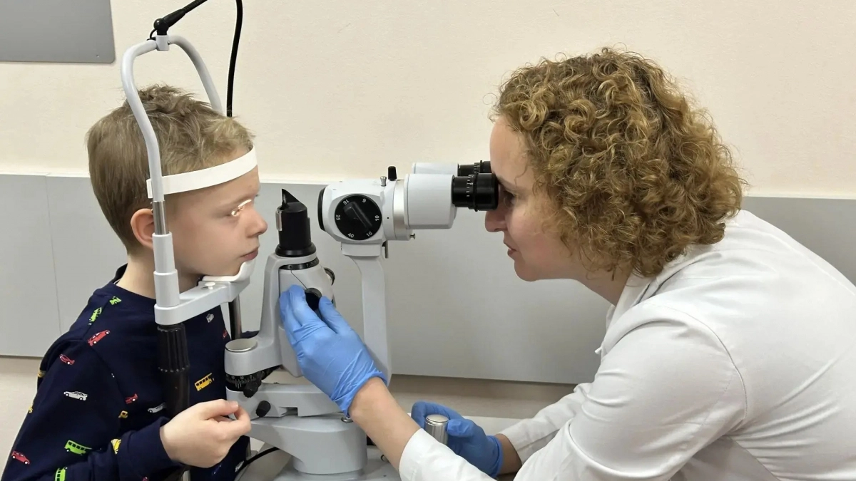 Самарские хирурги спасли мальчику глаз после тяжелой травмы ножницами