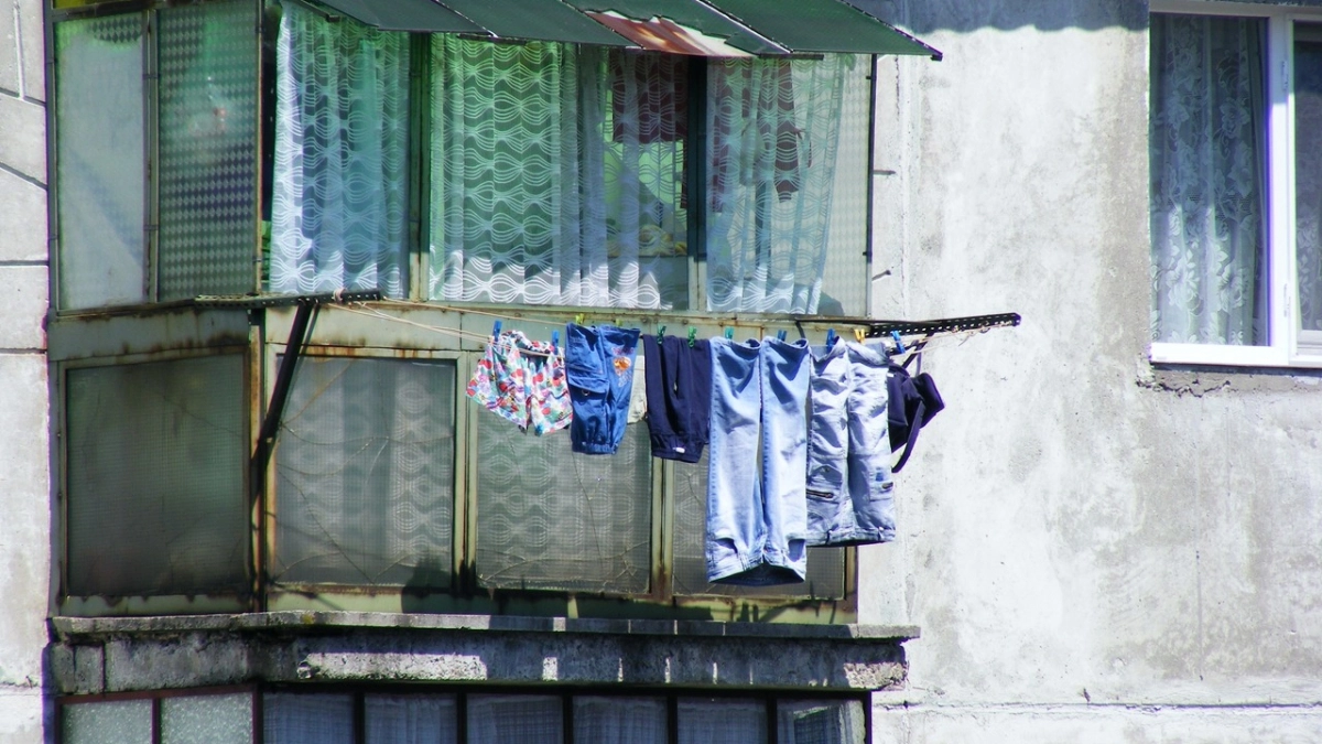 Домохозяек начнут штрафовать за сушку белья: до 1,5 тысяч рублей за каждый случай
