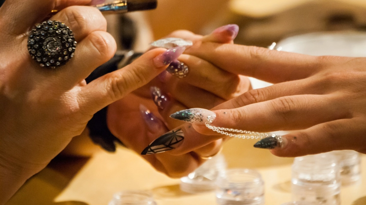 Как украсить ногти стразами, чтобы было красиво, а не "колхозно": вот что надо учесть