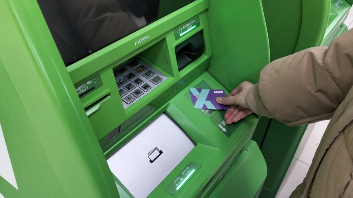 С 1 июля 2026 года платить картой "Мир" станет выгоднее: что придумало Минцифры