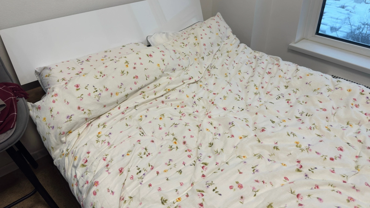 "Хрустящие" и белоснежные простыни без лишних затрат: как добиться эффекта "отельной кровати" у себя дома