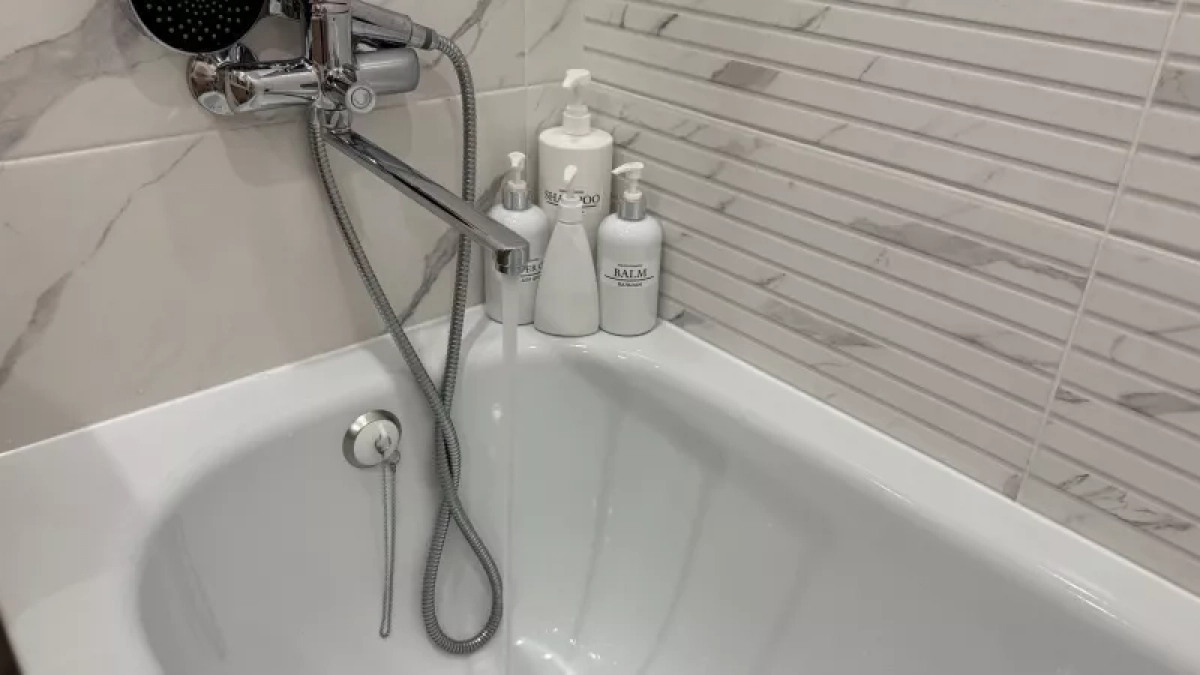 Врач объяснил, почему даже членам семьи нельзя мыться одной мочалкой