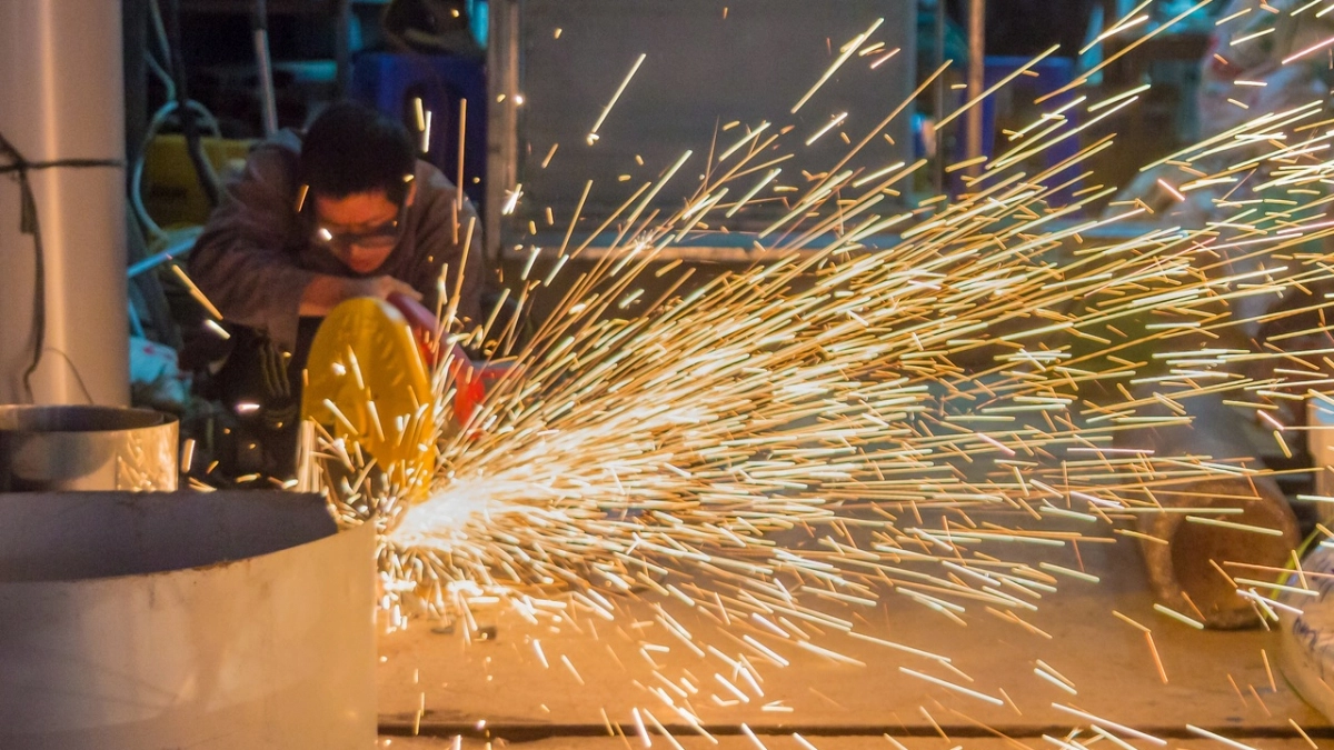 Топ-3 самых высокооплачиваемых профессий на вахте: куда пойти учиться