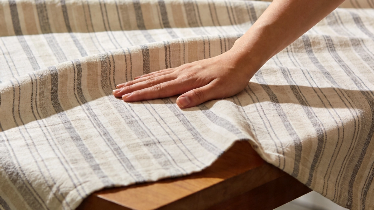Шелк и полиэстер больше не в почете: в 2026 хозяйки выбирают скатерти из другого материала - практично и красиво