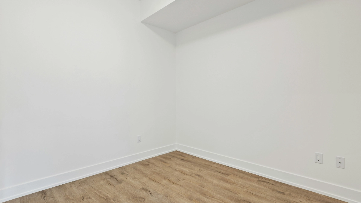 Пластиковый плинтус — это давно уже колхоз: вот какой делают вместо него