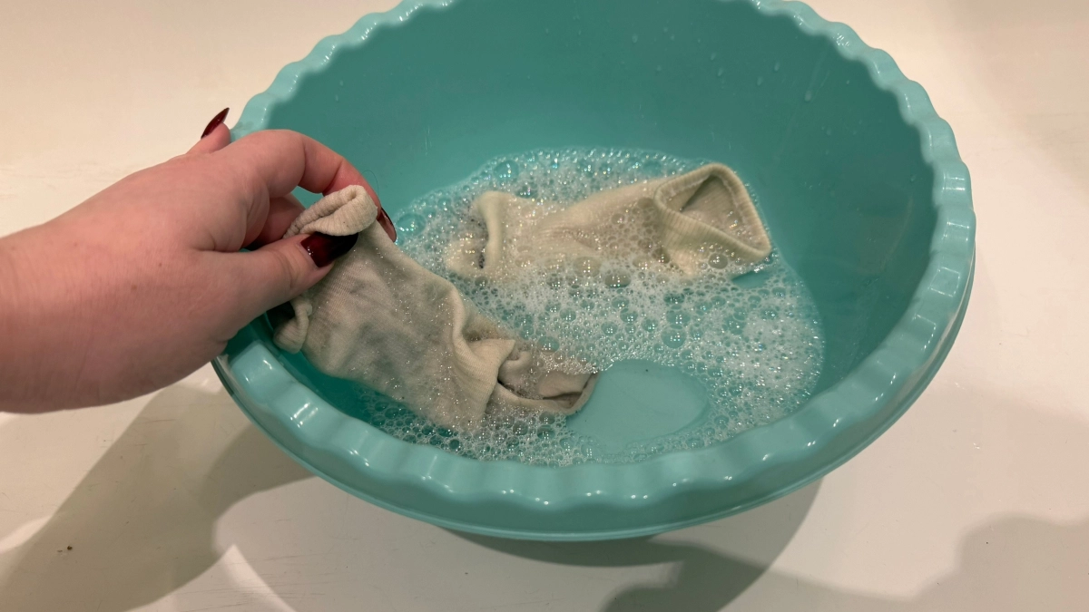 Два раза потерла — и жирного пятна как ни бывало: убрала без всяких отбеливателей