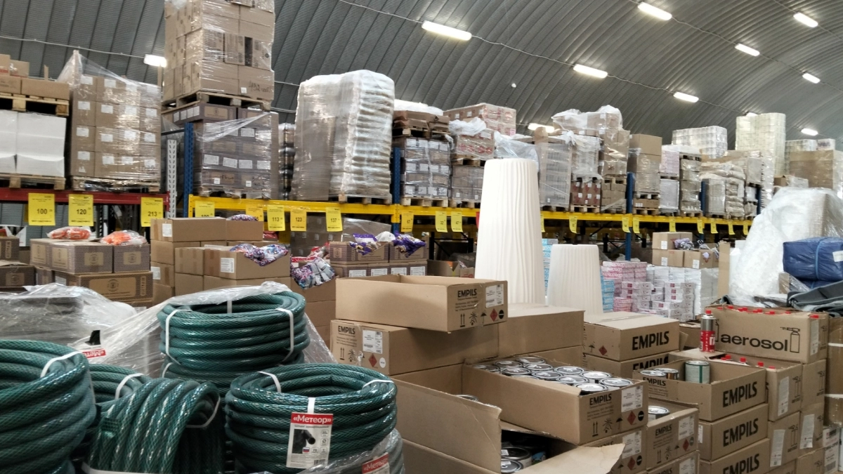 Ради этих товаров покупатели терпят грязь и темноту: вот что разбирают в Светофоре, как горячие пирожки 