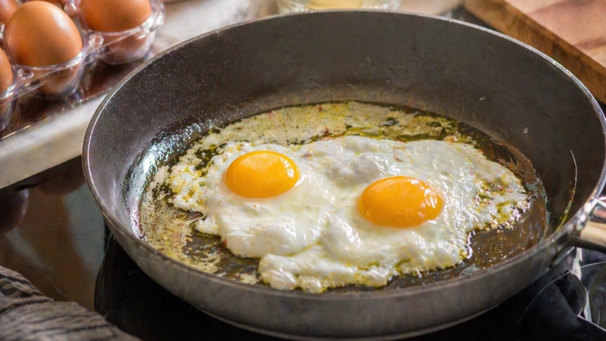 Почему яйца не стоит жарить на подсолнечном масле: это правило лучше запомнить сразу