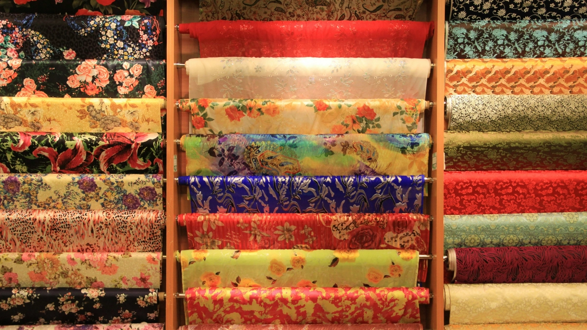 Продавцы меня больше не обманут: вот по каким признакам отличаю настоящий шёлк от подделки