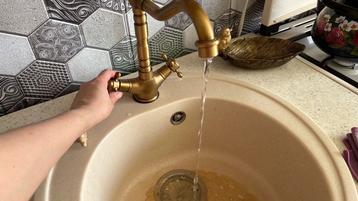 Сантехникам уже пять лет не плачу: насыпаю в трубы 400 грамм этой смеси — грязь вылетает как пробка