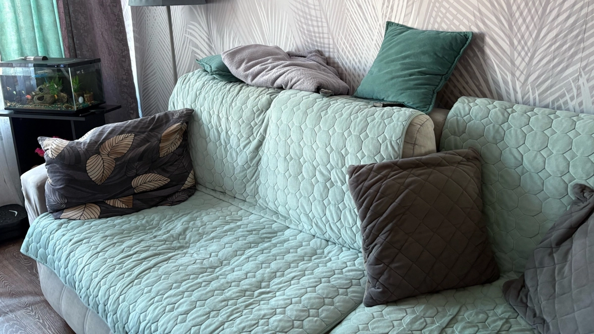 Диван вплотную к стене — ошибка 99% россиян: как европейцы делают комнату визуально больше без ремонта и за 2 минуты