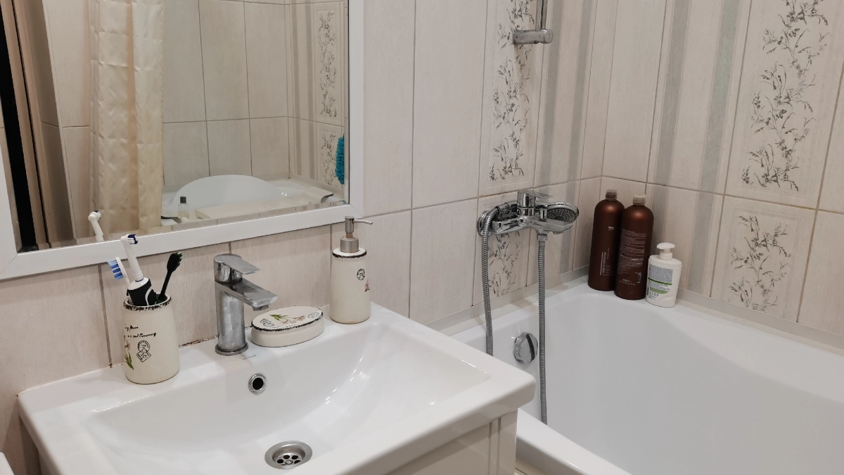 Плитку на пол в ванной кладут только в деревнях: вот чем ее можно заменить