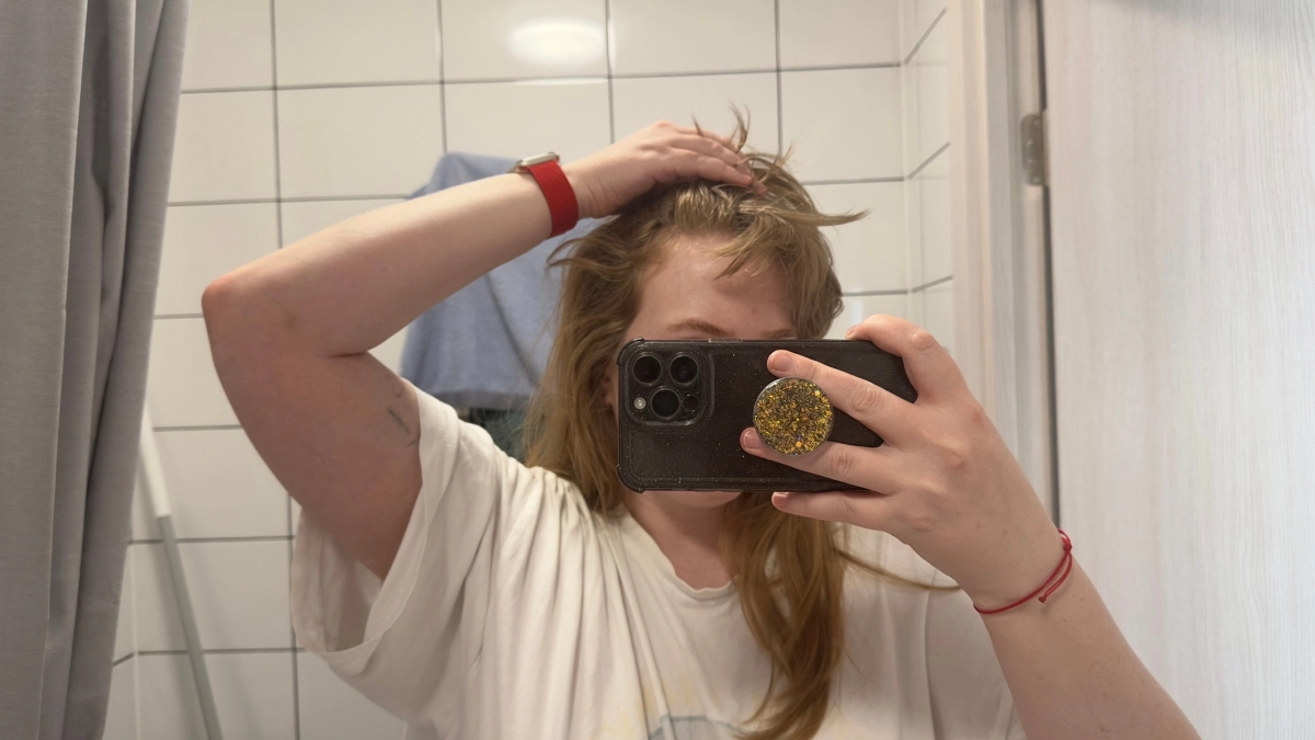 Врач объяснила, почему членам семьи нельзя пользоваться одной расческой